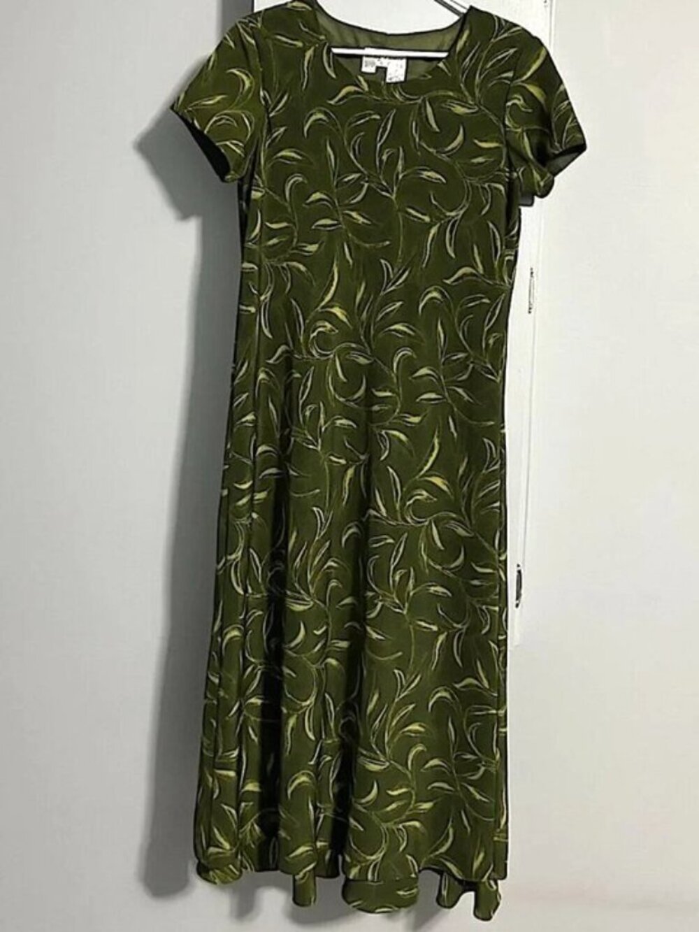 Betsy Lauren Dark Green/Light Green Leaf Print Lined‎ Maxi Dress Women's Size 10